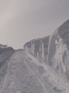 Снежная неделя не выпускает туристов из Териберки