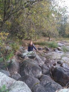 По камням под березами