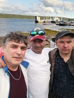 Лодку спустили на воду, машина с прицепом на даче