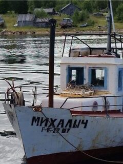 Бело-синий "Михалыч" у деревянного причала