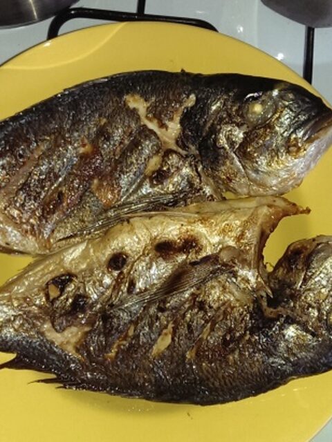 Рыба на решетке с лимоном и без соли