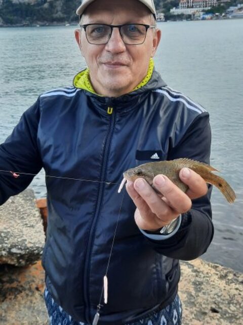 Чёрное море: первая ловля морским спиннингом у пирсов в сильный ветер, ставрида и скорпена
