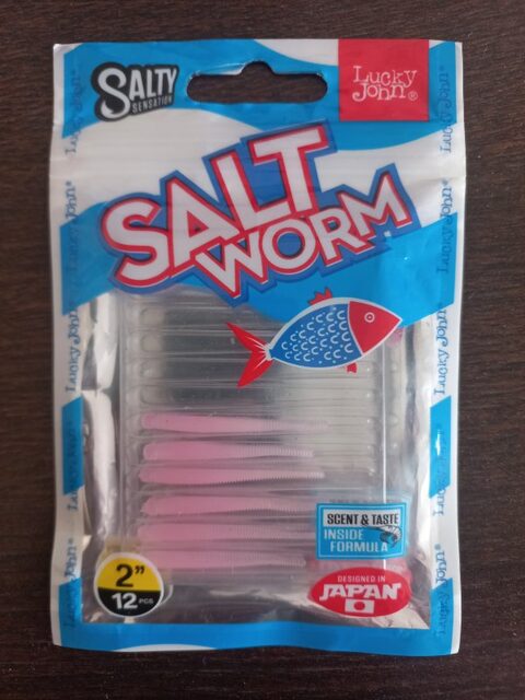 На закате клевало через заброс в пятнадцати метрах от берега