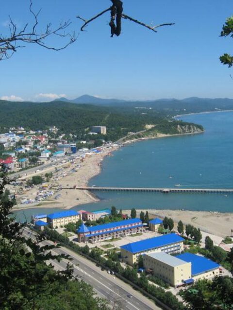 Пирс в Лермонтово собирает рыбаков, а с берега советую кидать дальше