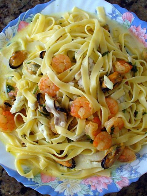 Тальятелле с морепродуктами, филе судака, мидиями и крилем