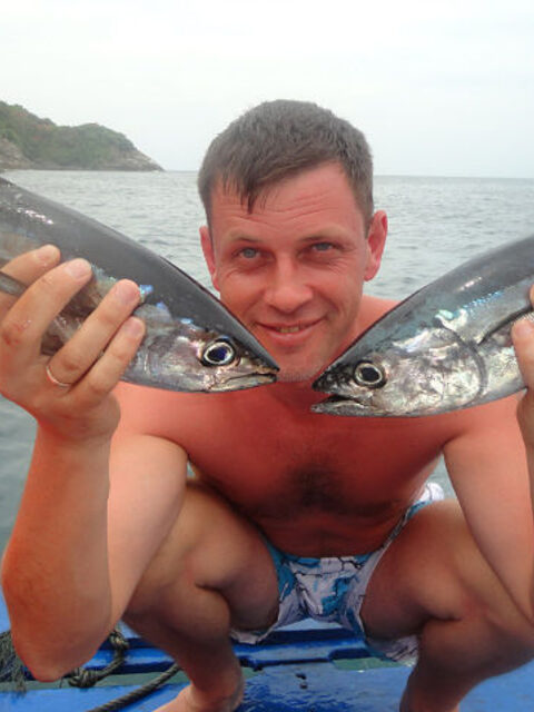 В канале не ловил, а морская рыбалка запомнилась мелочью и памятником рыбаку