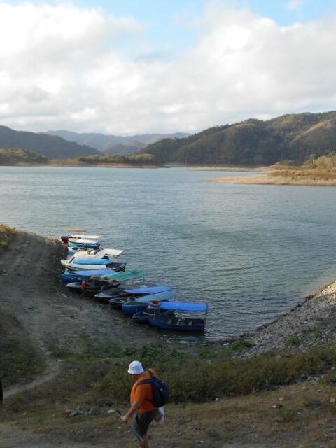 Водохранилище Hanabanilla у Тринидада и лодки со старыми моторами