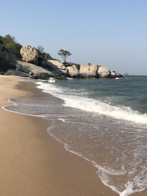 Лагуна Sai Noi Beach с камнями по краям и глубиной у самого берега