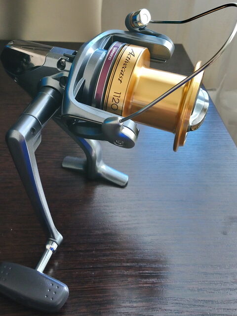 У Shimano Activecast дужку приходится закрывать рукой - это нормально?