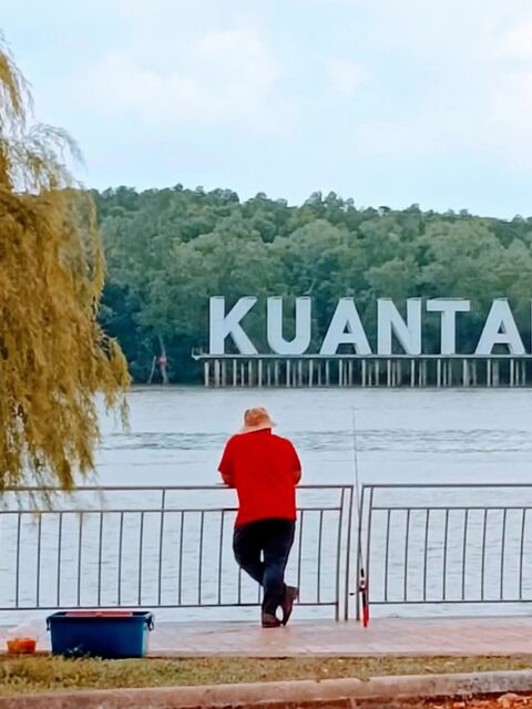 С удочкой у надписи Kuantan: береговой эпизод в Паханге