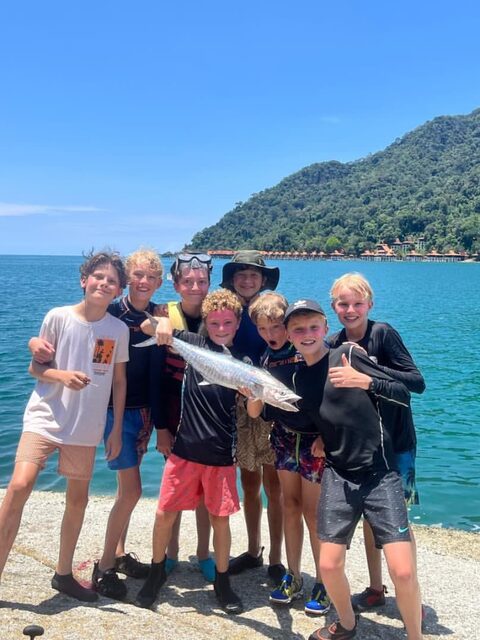 Компания с уловом у Berjaya Langkawi Resort на острове Лангкави