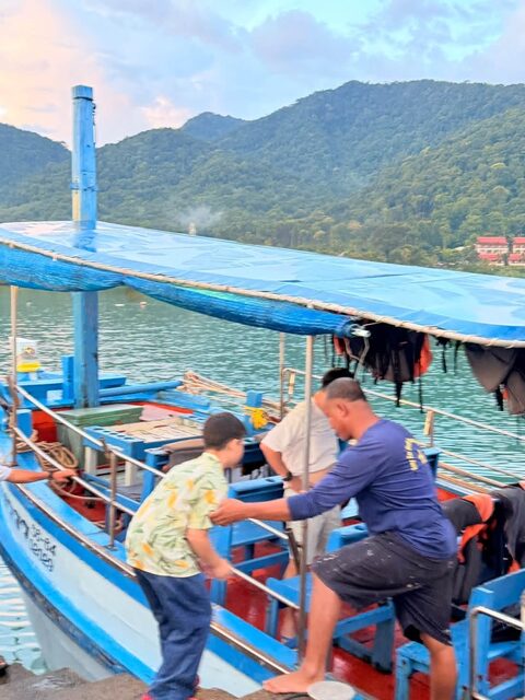 Ночной кальмар у Ко-Чанга перед следующим днем на воде