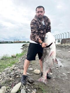Толстолобик на 32 килограмма со спиннинговой рыбалки в Поти