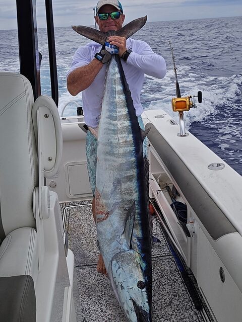 Ваху на 121 фунт поймали у Абако на шестидюймовый Tuna Bullet