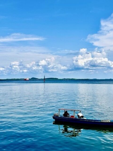 Один рыбак на спокойном море Сулу в Восточной Малайзии