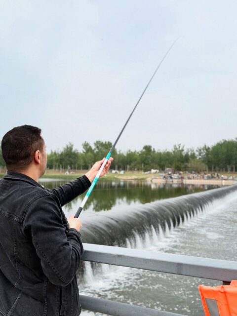 Удочка у пекинского водосброса: рыбалка с берега в Китае