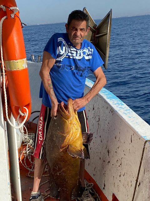 Кальяри, Сардиния: крупный групер на морской рыбалке с лодки