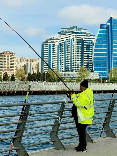 Рыбаки на пирсе бакинского бульвара 26 апреля 2026 года