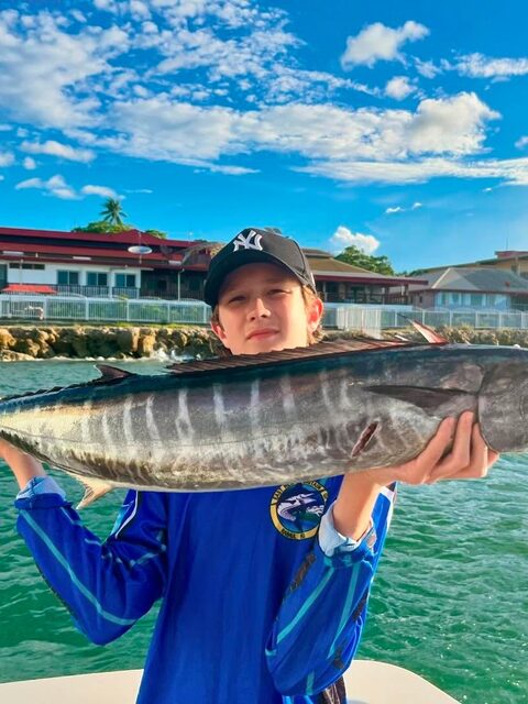 Ваху из моря Бисмарка взял на ручную приманку Lau Lure