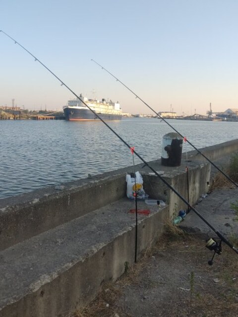 Азовское море, Голубицкая: береговая рыбалка при сильном ветре у порта