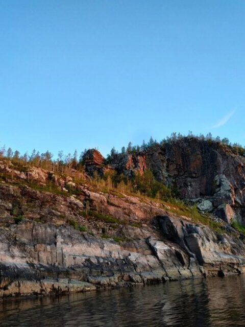 Добрался до квадратного камня
