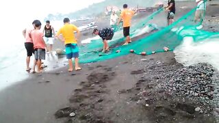 Амед местные ловят рыбу сетями