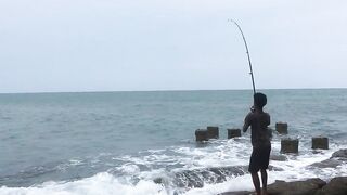 Большая рыба у Ко Самет, местный рыбак, Таиланд