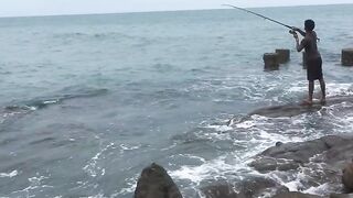 Большая рыба у Ко Самет, местный рыбак, Таиланд