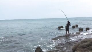 Большая рыба у Ко Самет, местный рыбак, Таиланд