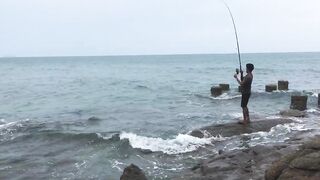Большая рыба у Ко Самет, местный рыбак, Таиланд
