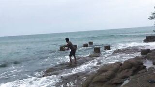Большая рыба у Ко Самет, местный рыбак, Таиланд