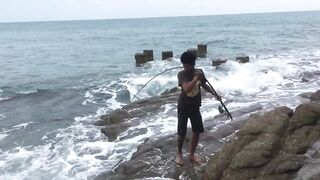 Большая рыба у Ко Самет, местный рыбак, Таиланд