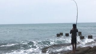 Большая рыба у Ко Самет, местный рыбак, Таиланд