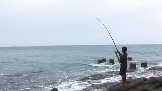 Большая рыба у Ко Самет, местный рыбак, Таиланд