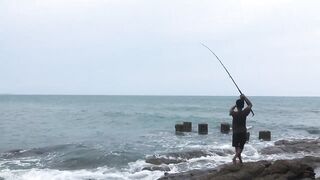 Большая рыба у Ко Самет, местный рыбак, Таиланд