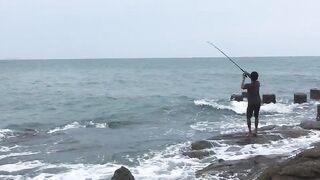 Большая рыба у Ко Самет, местный рыбак, Таиланд