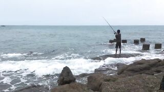 Большая рыба у Ко Самет, местный рыбак, Таиланд