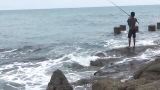 Большая рыба у Ко Самет, местный рыбак, Таиланд