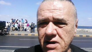 Нелегальная ловля сетью в центре Александрии, Египет / Fishing by fishnet in Alexandria