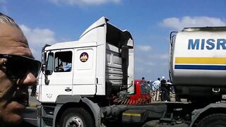 Нелегальная ловля сетью в центре Александрии, Египет / Fishing by fishnet in Alexandria