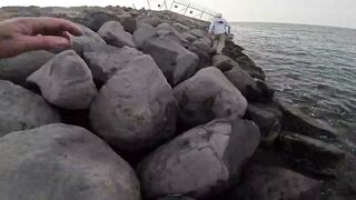 Рыбалка на волноломе возле порта Хайфы. Fishing on the breakwater near the port of Haifa.