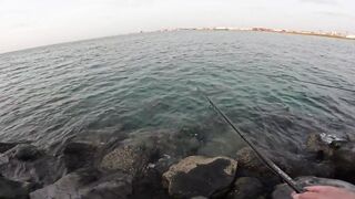 Рыбалка на волноломе возле порта Хайфы. Fishing on the breakwater near the port of Haifa.