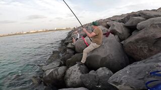 Рыбалка на волноломе возле порта Хайфы. Fishing on the breakwater near the port of Haifa.