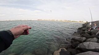 Рыбалка на волноломе возле порта Хайфы. Fishing on the breakwater near the port of Haifa.