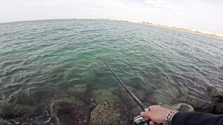 Рыбалка на волноломе возле порта Хайфы. Fishing on the breakwater near the port of Haifa.