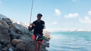 ПОКЛЕВКИ С КАЖДОГО ЗАБРОСА. Рыбалка в Абу-Даби. Ультралайт в море. ОАЭ