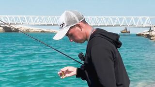 ПОКЛЕВКИ С КАЖДОГО ЗАБРОСА. Рыбалка в Абу-Даби. Ультралайт в море. ОАЭ