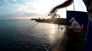Морская рыбалка. Черное море - Туапсе. Ловля рыбы в Туапсе. Ловля с причала.