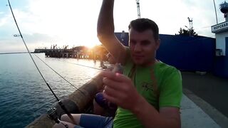 Морская рыбалка. Черное море - Туапсе. Ловля рыбы в Туапсе. Ловля с причала.