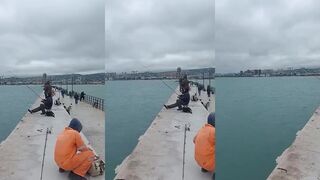 Новороссийск: ловля ставриды у пирса на вечерней воде